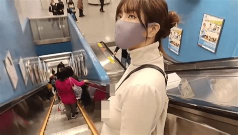 紋臂港女疑真空搭港鐵|再有港女「真空」搭港鐵疑涉販賣色情 誘人影片連結付款戶。